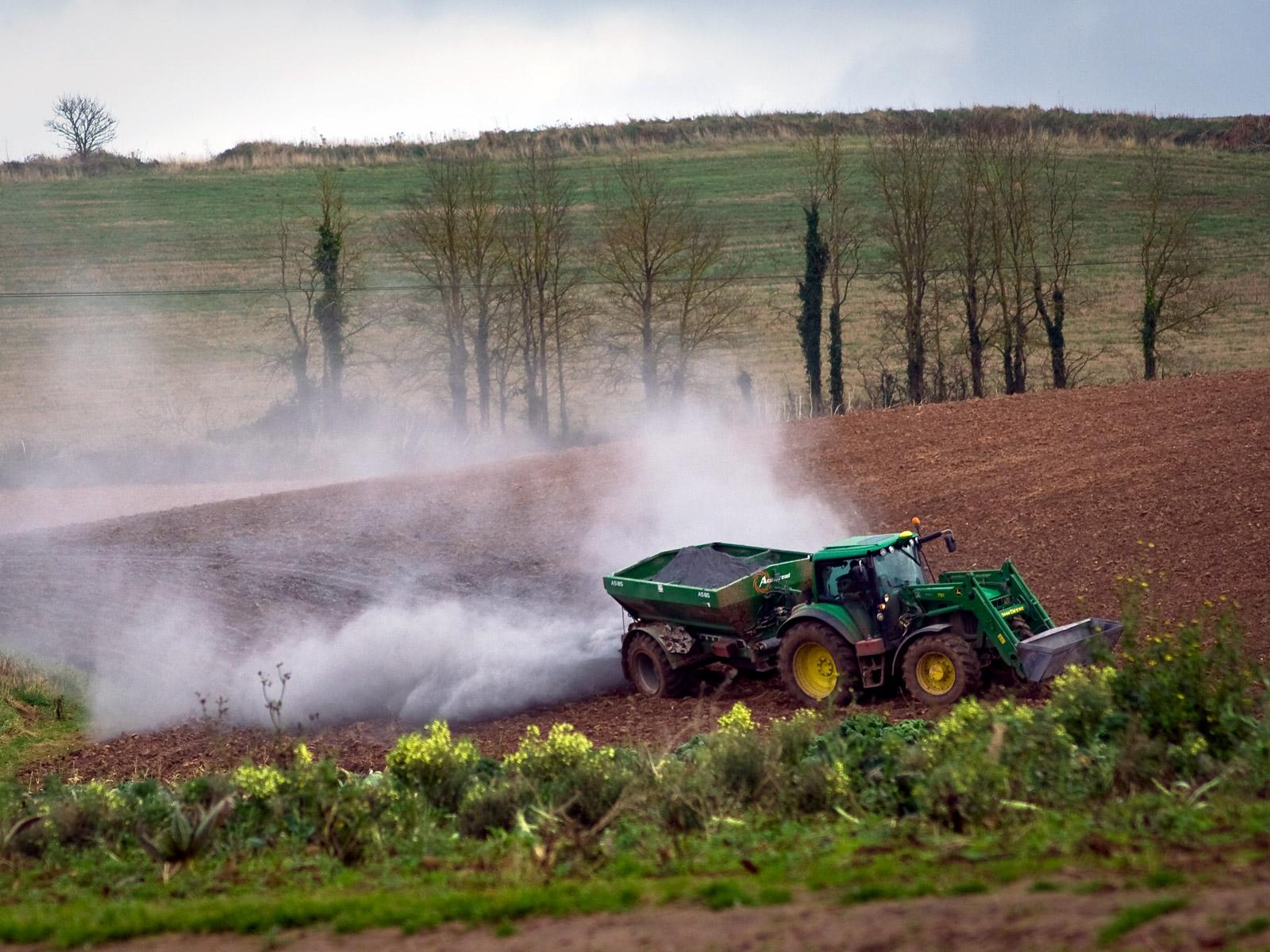 Tractor spreading fertiliser - by Mark Robinson (CC BY 2.0)
