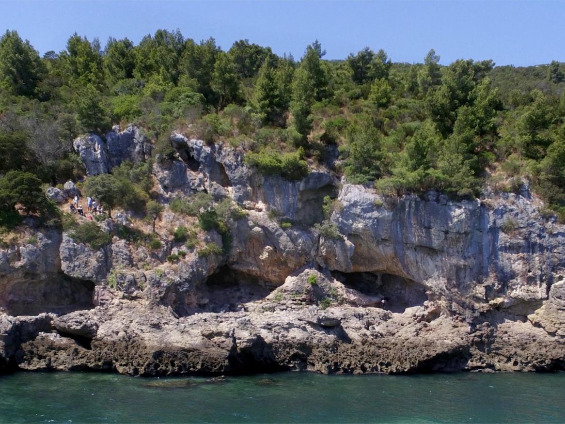 The marine abrasion platform of MIS 5e and the original, now-unroofed cave space. Image: Pedro Souto