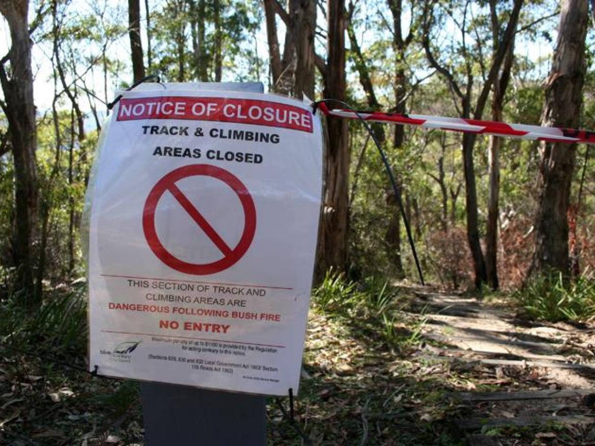 Bushfire with a notice: Notice of Closure. Track and climbing areas are closed.